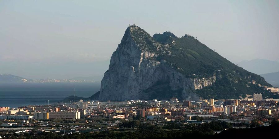 Der Felsen von Gibraltar ragt weithin sichtbar ins Mittelmeer.