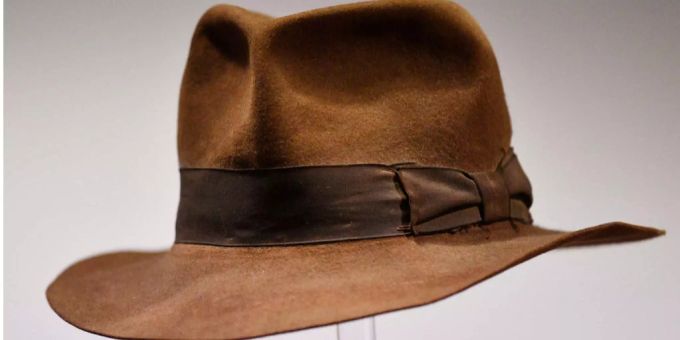 Der Hut, den Indiana Jones während des Films «Raiders of the Lost Ark» getragen hat, wird bei einer Medienvorschau präsentiert. Der Hut, den Indiana Jones während des Films «Raiders of the Lost Ark» getragen hat, wird bei einer Medienvorschau präsentiert.