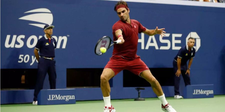 Roger Federer schlägt beim US Open einen Ball.