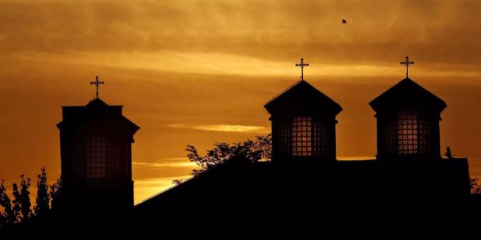 Die Sonne geht hinter einer orthodoxen Kirche in Pristina unter. Die Sonne geht hinter einer orthodoxen Kirche in Pristina unter.