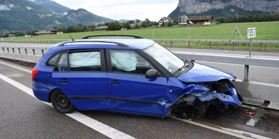 Das beschädigte Auto.