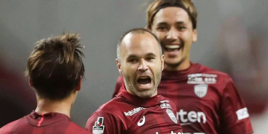 Andres Iniesta mit Spielern von Vissel Kobe.