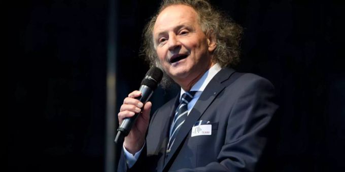 Léander Jaggi, Präsident der SRG Bern Freiburg Wallis, spricht spricht während der Aktion «Pro» auf dem Bundesplatz in Bern. Léander Jaggi, Präsident der SRG Bern Freiburg Wallis, spricht spricht während der Aktion «Pro» auf dem Bundesplatz in Bern.