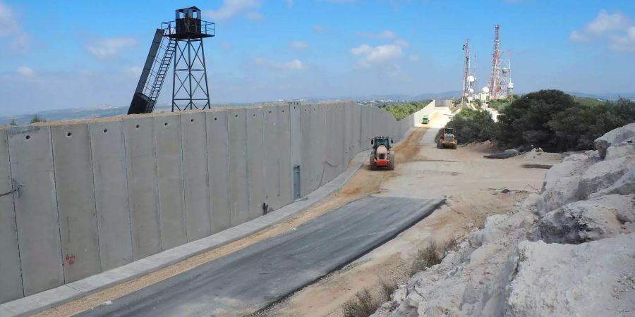 Israel baut eine neun Meter hohe Sperranlage an der Grenze zum Libanon.