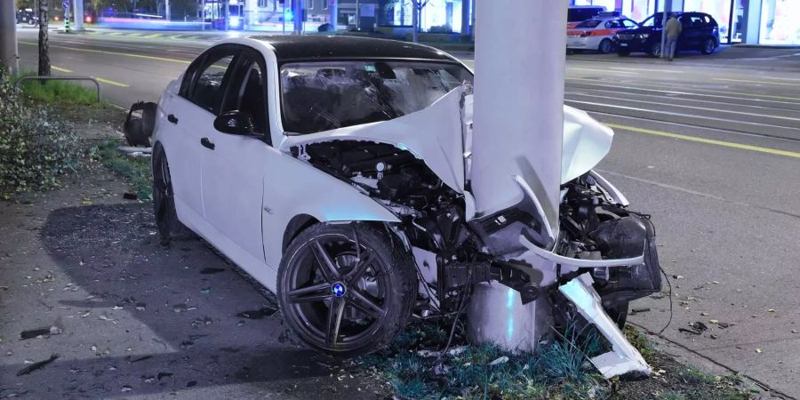 Das Fahrzeug prallte in eine Strassenbeleuchtung.