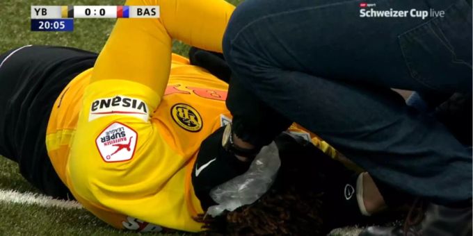 YB-Verteidiger Nuhu muss trotz klirrender Kälte mit Eis gepflegt werden. YB-Verteidiger Nuhu muss trotz klirrender Kälte mit Eis gepflegt werden.