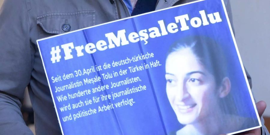 Eine Person demonstriert für die in der Türkei festgehaltenen deutsche Journalistin Mesale Tolu.