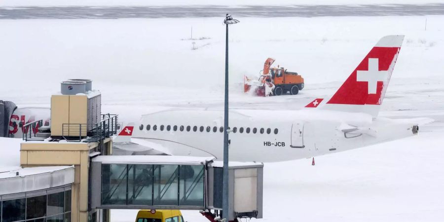 Die Feuerwehr der Flughafen-Sicherheit in Genf räumt mit Schneepflügen die Lande- und Startbahnen.