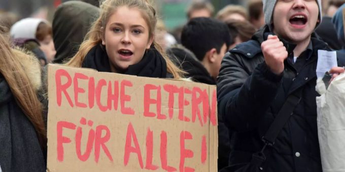 In der Schweiz sind rund 615'000 Personen von Armut betroffen. In der Schweiz sind rund 615'000 Personen von Armut betroffen.