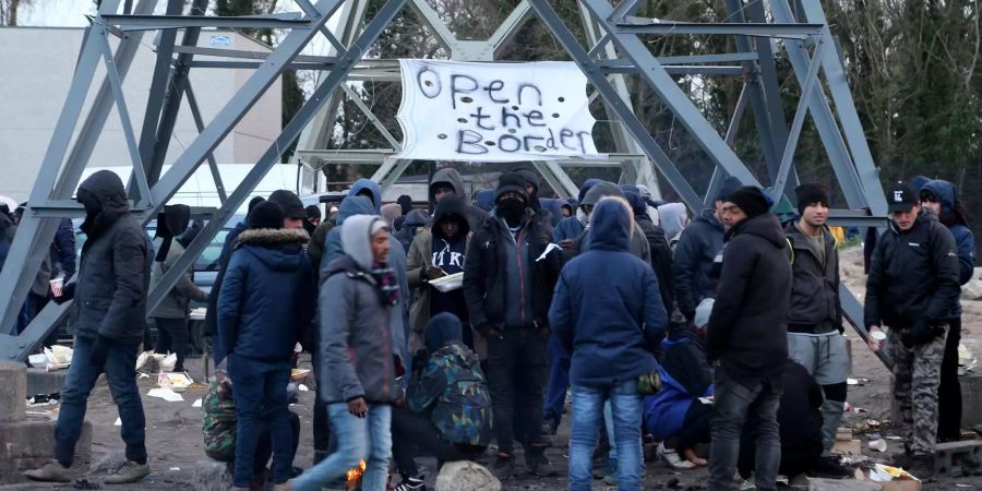 In Calais gab es grosse Auseinandersetzungen zwischen Migranten. (Symbolbild)