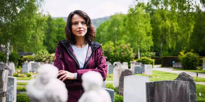 Mona Vetsch auf dem Friedhof am Hörnli/BS. Mona Vetsch auf dem Friedhof am Hörnli/BS.