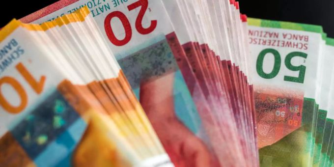 Die Selbstanzeigen von Steuersündern sind gesunken. Geldnoten