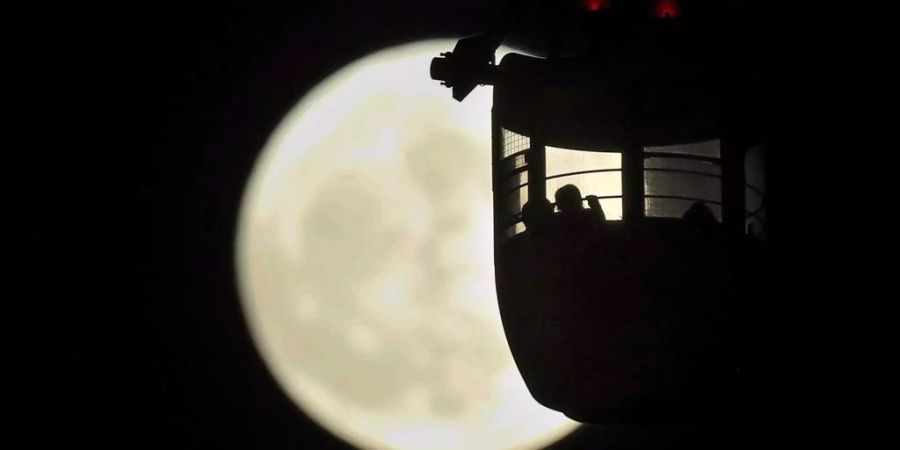 In der japanischen Hauptstadt Tokio, weiss man wie man den «Supermoon» so richtig geniesst.