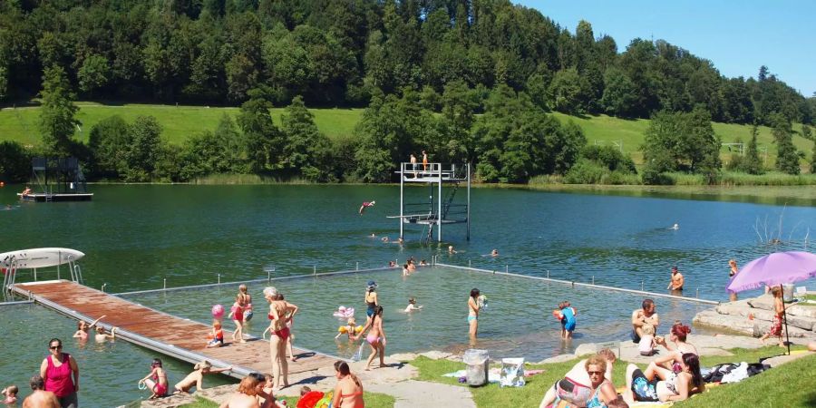 Zeit zur eine Abkühlung! Zur Stelle stehen Freibäder – wie zum Beispiel hier die Rotsee-Badi Ebikon.