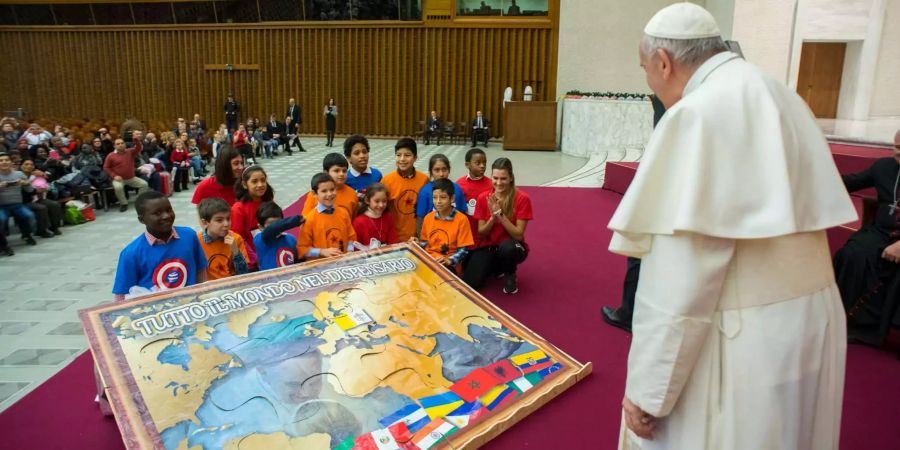 Der Papst feiert seinen 81. in einer vatikanischen Kinderklinik.