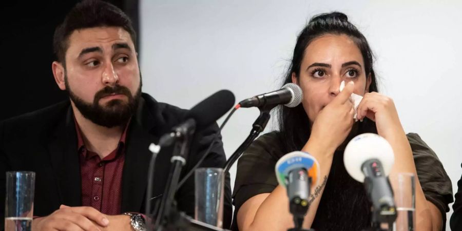 Familienangehörige der Opfer (Abdulkerim Simsek (l.) und Gamze Kubsik (r.)) hoffen auf Gerechtigkeit.