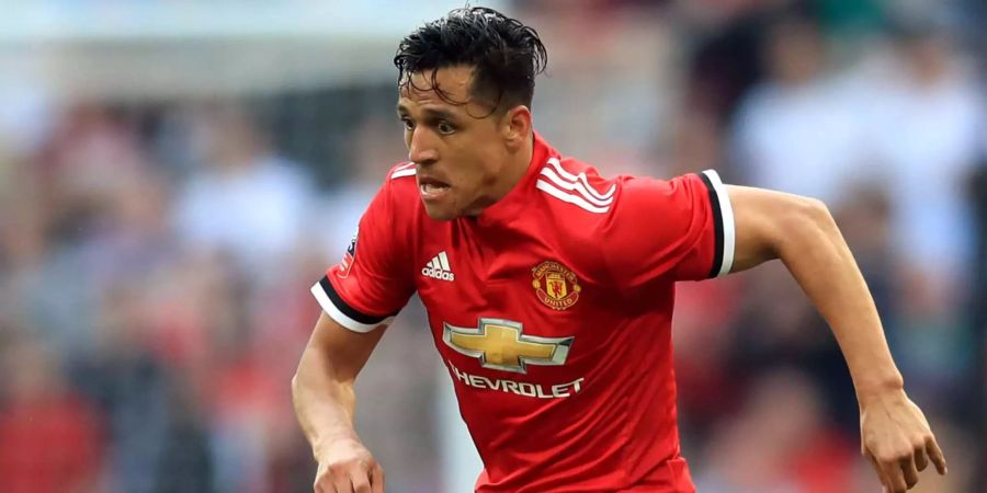 Rennt dem Ball hinterher und weg von der Justiz: Alexis Sanchez.