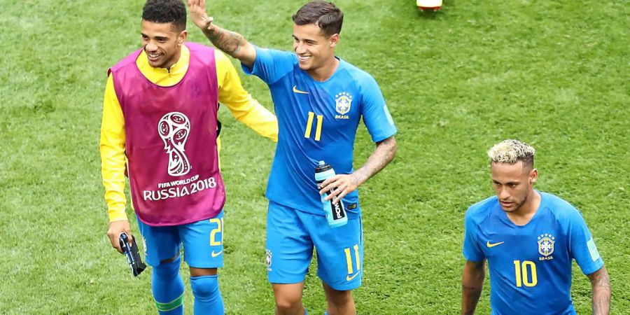 Taison Freda (l.) war zwar mit dem seinen brasilianischen Kollegen Philippe Coutinho (m.) und Neymar (r.) in Russland, wurde aber nicht aufgestellt.