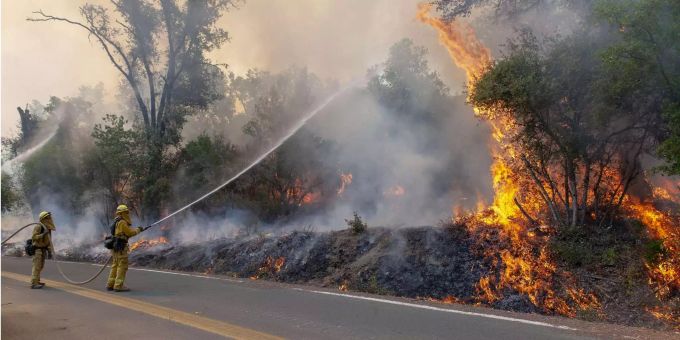 Lucerne, USA: Feuerwehrleute bespritzen einen Baum mit Wasser während einer Ausbrennoperation auf der Scott's Valley Road in Lake County California, um die Ausbreitung des River Fire zu stoppen. Lucerne, USA: Feuerwehrleute bespritzen einen Baum mit Wasser während einer Ausbrennoperation auf der Scott's Valley Road in Lake County California, um die Ausbreitung des River Fire zu stoppen.