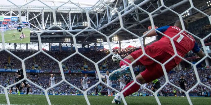 Hannes Thor Halldarsson hält den von Lionel Messi geschossenen Penalty. Hannes Thor Halldarsson hält den von Lionel Messi geschossenen Penalty.
