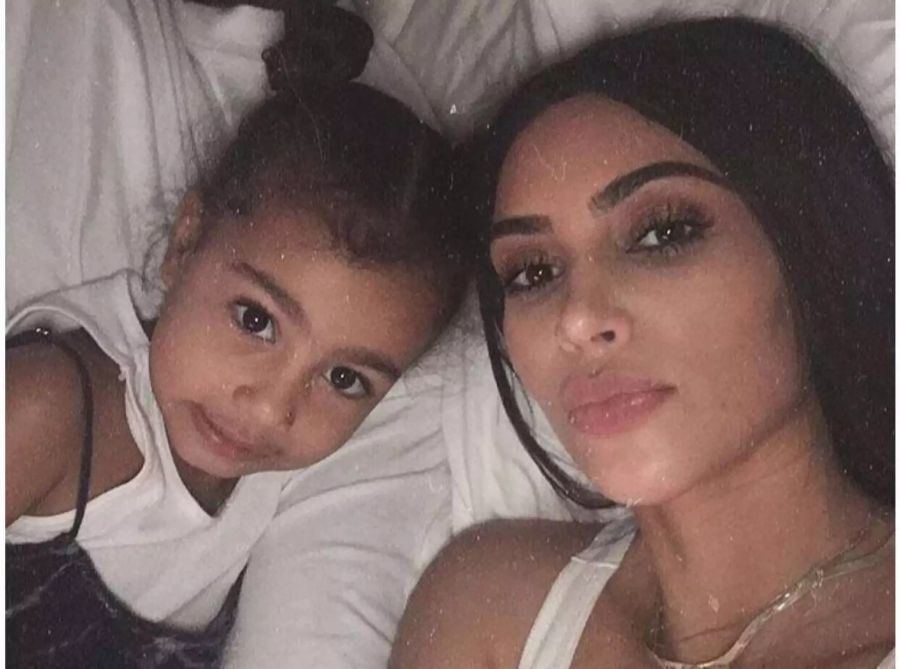 Kim Kardashians kleine Tochter kennt sich mit den aktuellen Trends aus.