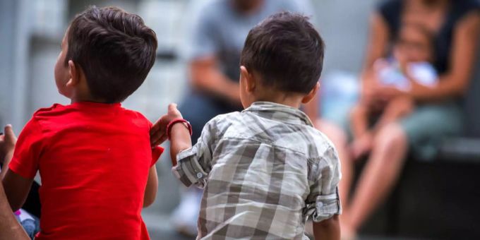 Die Schweiz inhaftiert Migrantenkinder, sogar wenn sie unter 15 Jahre alt sind. Die Schweiz inhaftiert Migrantenkinder, sogar wenn sie unter 15 Jahre alt sind.