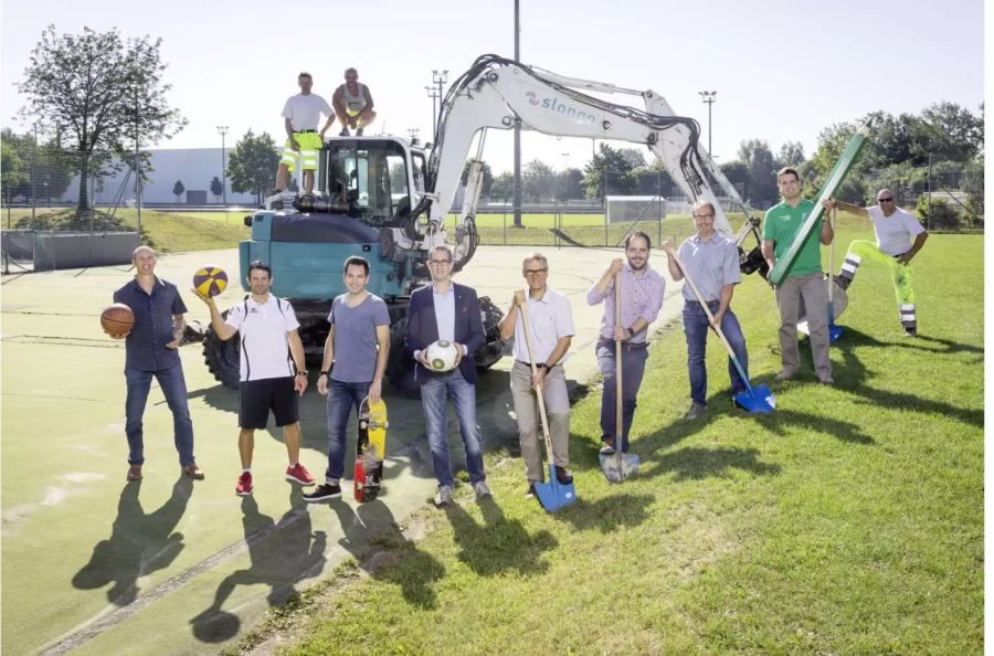 v.l.: Reto Müller, Nico Sturzenegger (beide Kantonsschule Wil), Christian Moser (IG Funpark), Marcel Schneller (Sportpark Bergholz), Stadtrat Daniel Stutz (Departement BUV), Stadtrat Dario Sulzer (Departement SJA), Stephan Tappeiner (Baufirma Slongo) und Michael Frei (SGKB) - Community