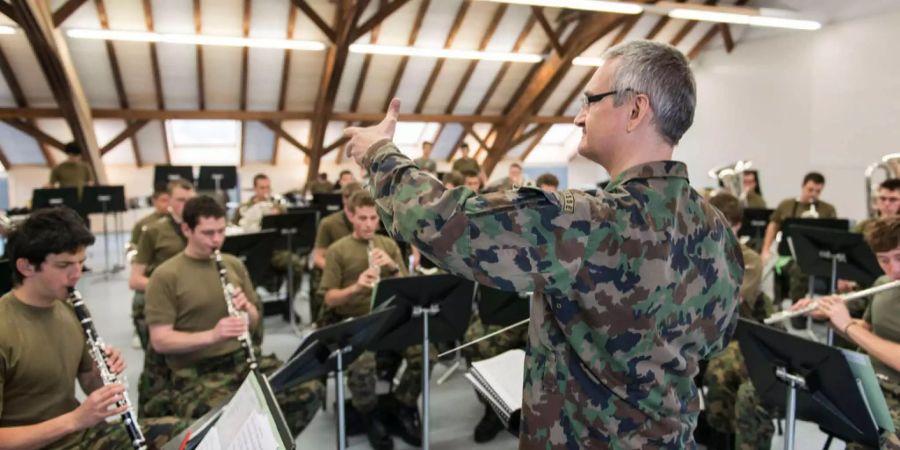 Schweizer Soldaten üben für ihren Auftritt.