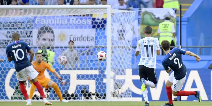 Benjamin Pavard erzielt das 2:2 gegen Argentinien.