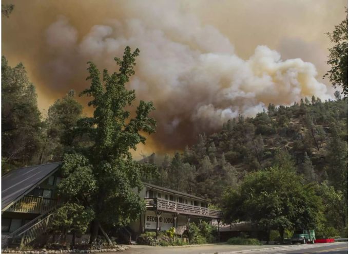 Der Waldbrand im Yosemite-Nationalpark breitet sich weiter unkontrolliert aus. Der Waldbrand im Yosemite-Nationalpark breitet sich weiter unkontrolliert aus.