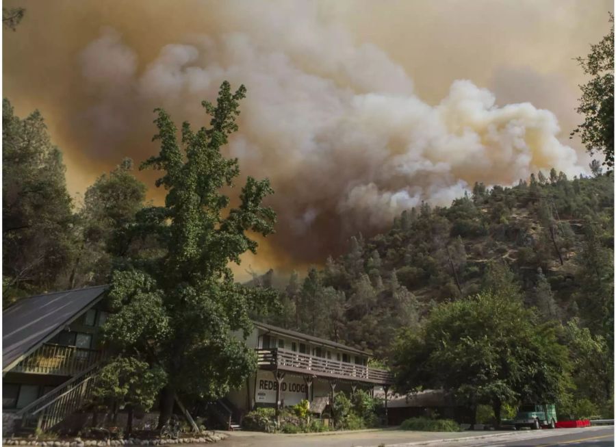 Der Waldbrand im Yosemite-Nationalpark breitet sich weiter unkontrolliert aus.