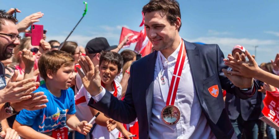 Nino Niederreiter (hier bei der Ankunft der Schweizer Nati am Flughafen Zürich im Mai 2018) spielt seit fünf Jahren in der amerikanischen NHL.