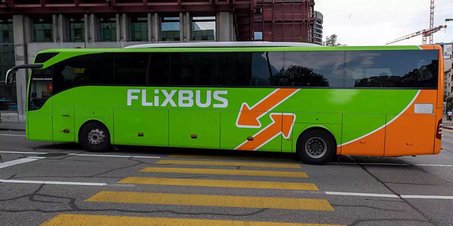 Ein Flixbus fährt durch die Strassen von Basel.