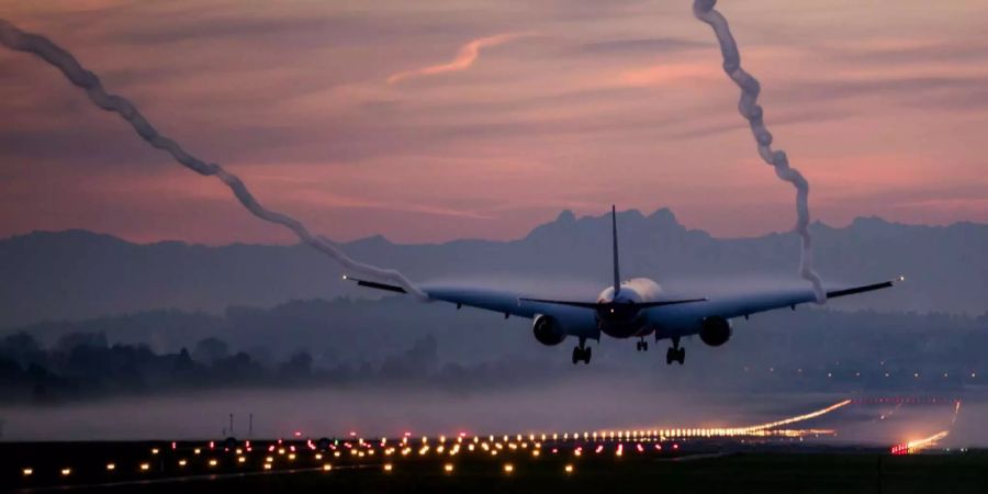 Heftige Flugverspätungen, Streiks, mieses Wetter: Im Sommer dürfte sich das Fliegen schwierig gestalten.