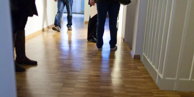 Menschen an einer Wohnungsbesichtigung in Zürich. Menschen an einer Wohnungsbesichtigung in Zürich.
