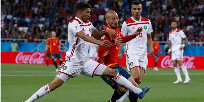 Spaniens Silva wird von zwei Marokkanern in die Zange genommen. Spaniens Silva wird von zwei Marokkanern in die Zange genommen.