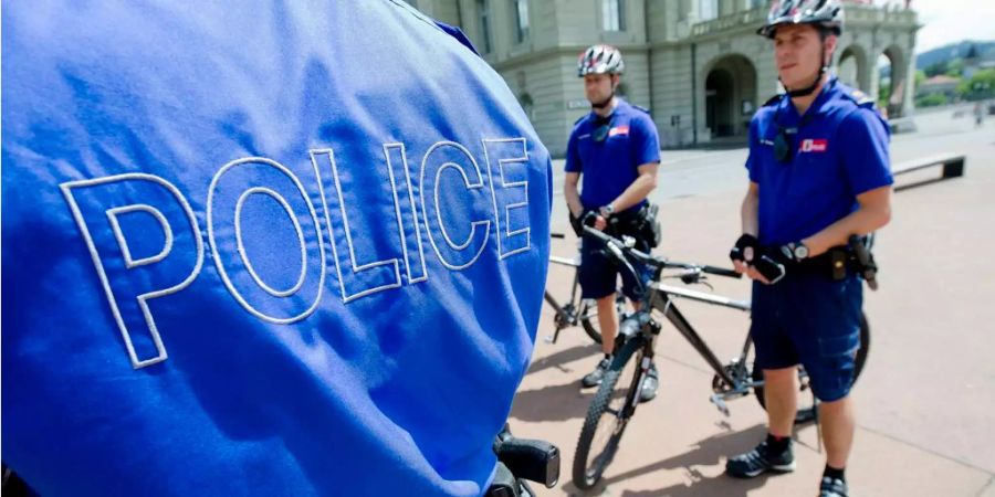 Am Freitagnachmittag ist in Zürich ein Velo-Polizist mit einem Lastwagen zusammengestossen.