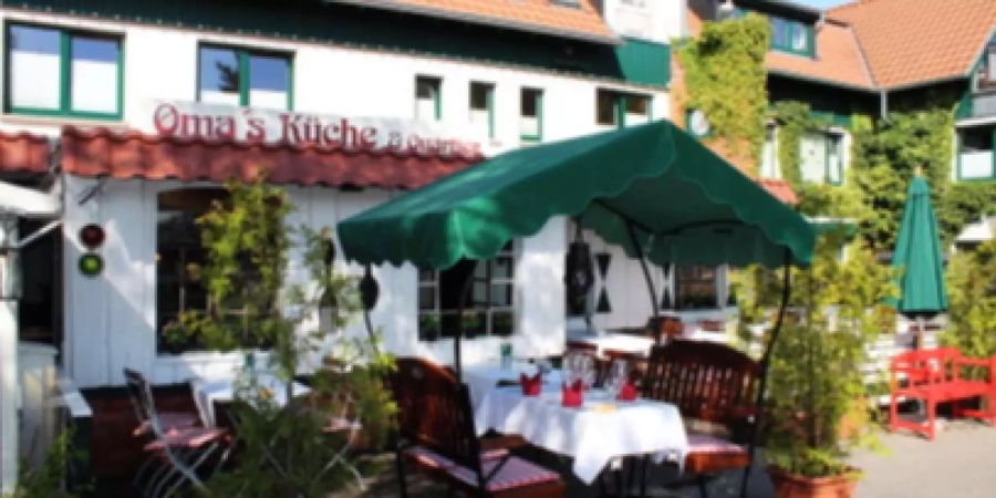 Die Frontseite mit kleiner Gartenwirtschaft des Restaurants «Oma» in Binz auf der deutschen Ostseeinsel Rügen.