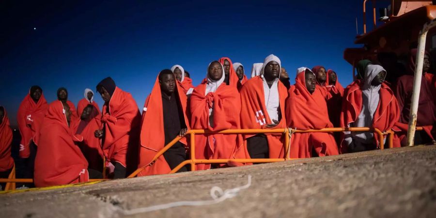 Flüchtlinge stehen an Bord des spanischen Rettungsschiffes Arcturus, nachdem sie in der Strasse von Gibraltar gerettet wurden.