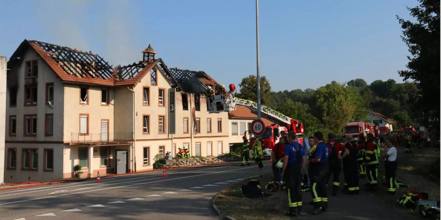 Die Feuerwehr ist mit einem Grossaufgebot vor Ort.