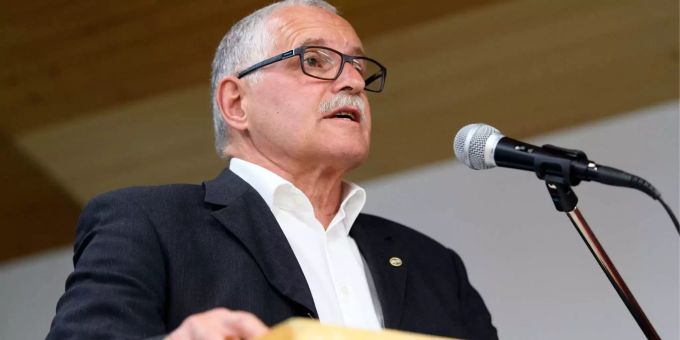Urs Weibel, Gemeinderatspräsident Kandersteg, konnte die Einwohnenden seines Dorfes von den Vorteilen überzeugen. Urs Weibel, Gemeinderatspräsident Kandersteg, konnte die Einwohnenden seines Dorfes von den Vorteilen überzeugen.