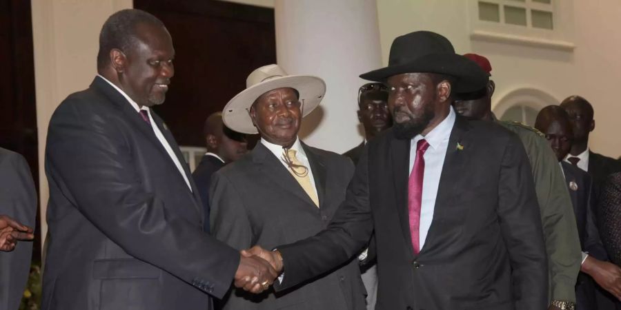 Riek Machar (l), ehemaliger Vize-Präsident von Südsudan begrüsst den südsudanischen Präsidenten Salva Kiir (r).