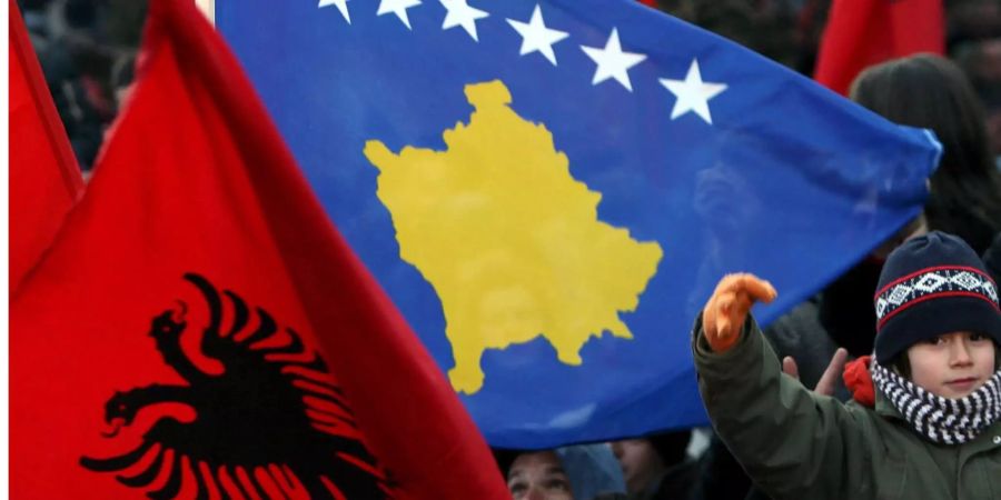 Albaner aus dem Kosovo feierten im Februar 2002 die vom kosovarischen Parlament proklamierte Unabhängigkeit von Serbien mit der damals neuen Nationalflagge von Kosovo (r) und Albanien.