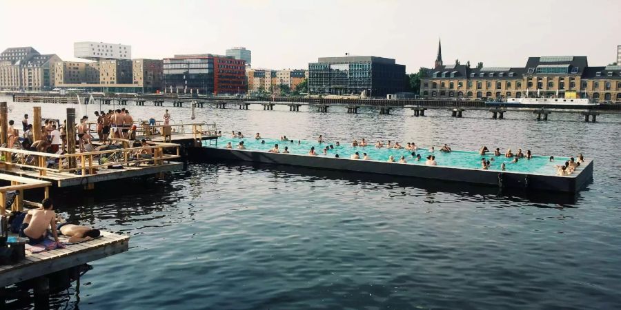 Die Badegäste erfrischen sich im Berliner Freibad. (Symbolbild)