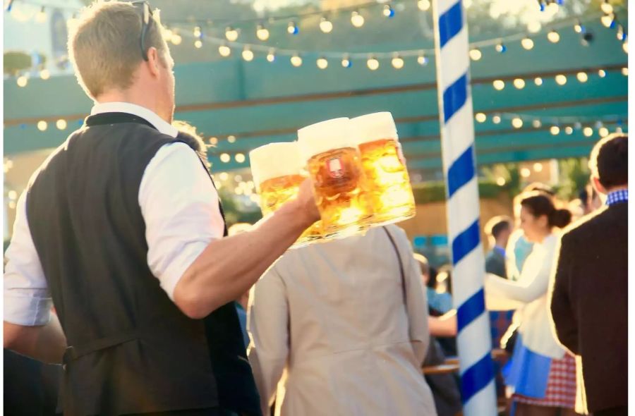 2018 wird die Preisspanne am Münchner Oktoberfest für eine Mass Bier zwischen 10,70 und 11,50 Euro liegen, Bild: Pixabay