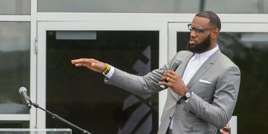 LeBron James spricht bei der Eröffnung einer Schule.