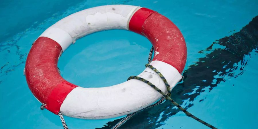 Der Junge trieb regungslos im Erwachsenen-Schwimmbecken. (Symbolbild)