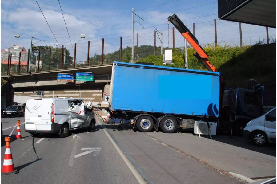 Der Lieferwagen erlitt beim Unfall einen Totalschaden - Kapo Schaffhausen