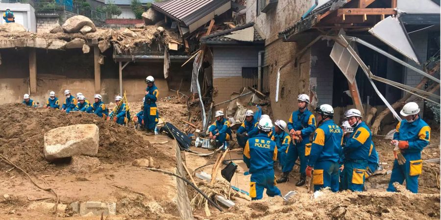 Rettungskräfte in Japan sind wegen den Überschwemmungen und Erdbeben im Einsatz.