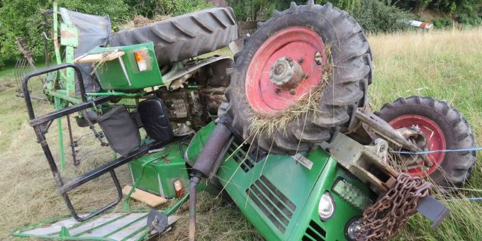 Leibstadt - Traktor überschlägt sich beim Heuen